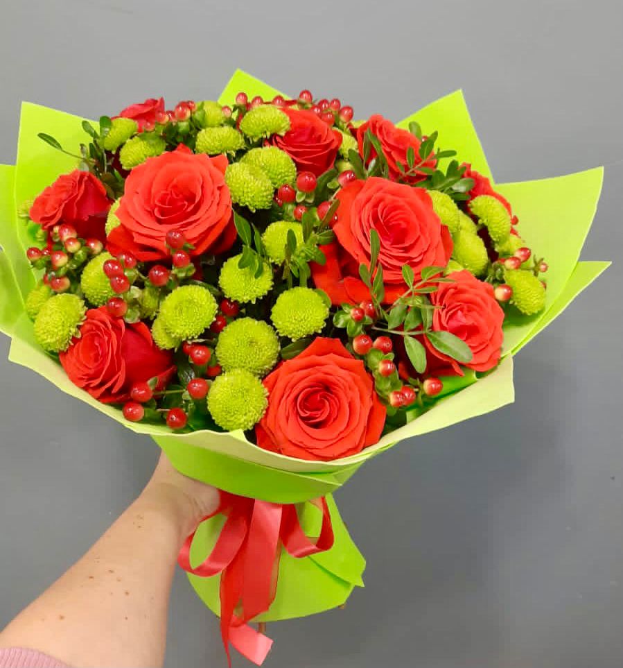 Букет цветов из: Хризантемы и Розы в Мегете