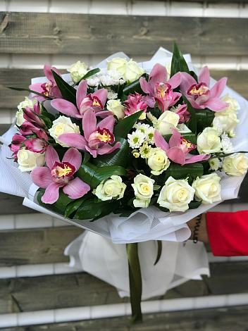 Букет цветов из: Розы и Хризантемы в Мегете