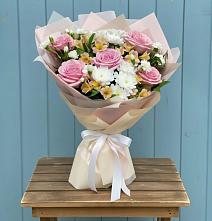 Букет цветов из:  Гвоздики, Орхидеи и Розы в Мегете