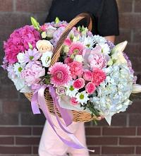 Цветочная композиция из Розы, Хризантемы, Пионы и Лизиантусы в корзине в Мегете