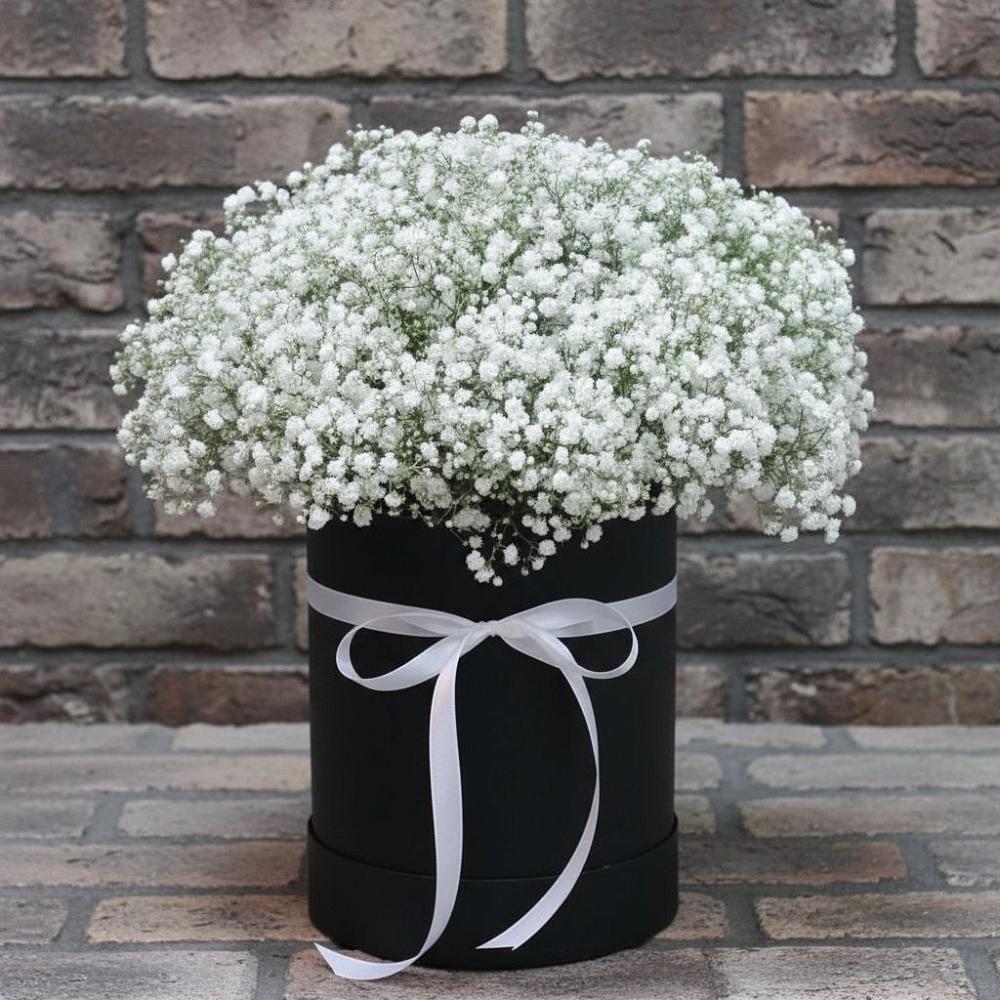 Цветочная композиция из Гипсофила в шляпной коробке в Мегете