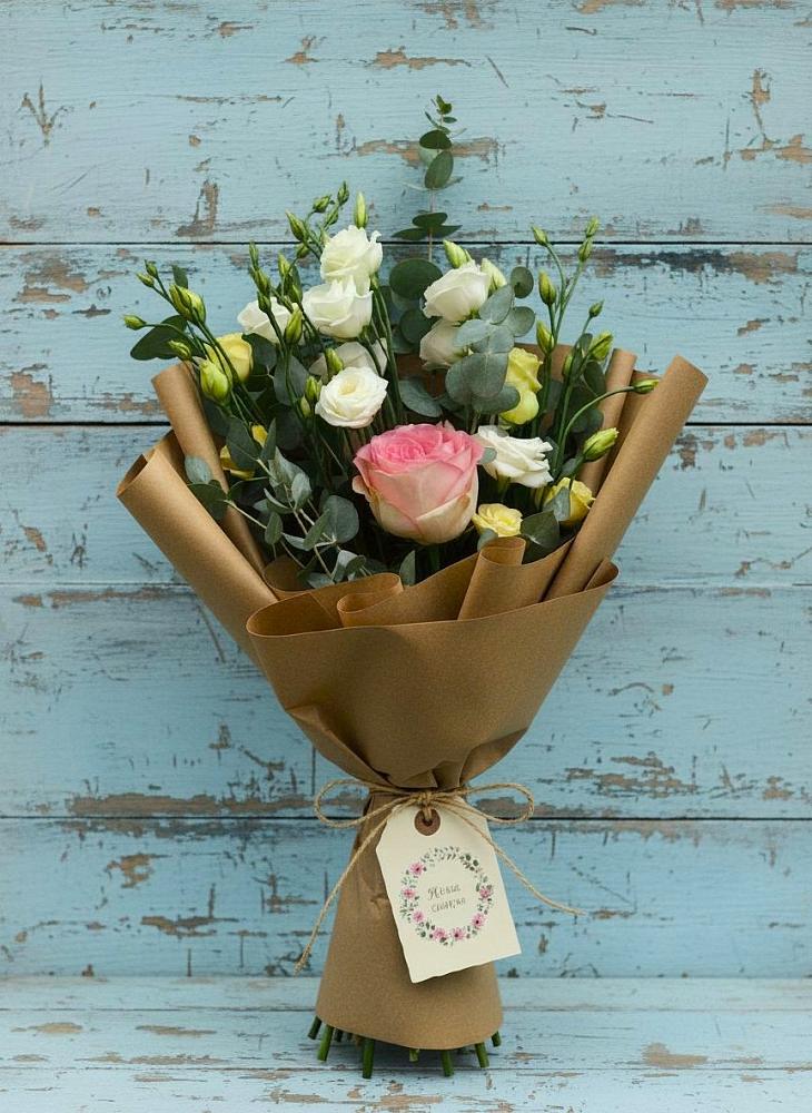 Букет цветов из: Розы и Лизиантусы в Мегете