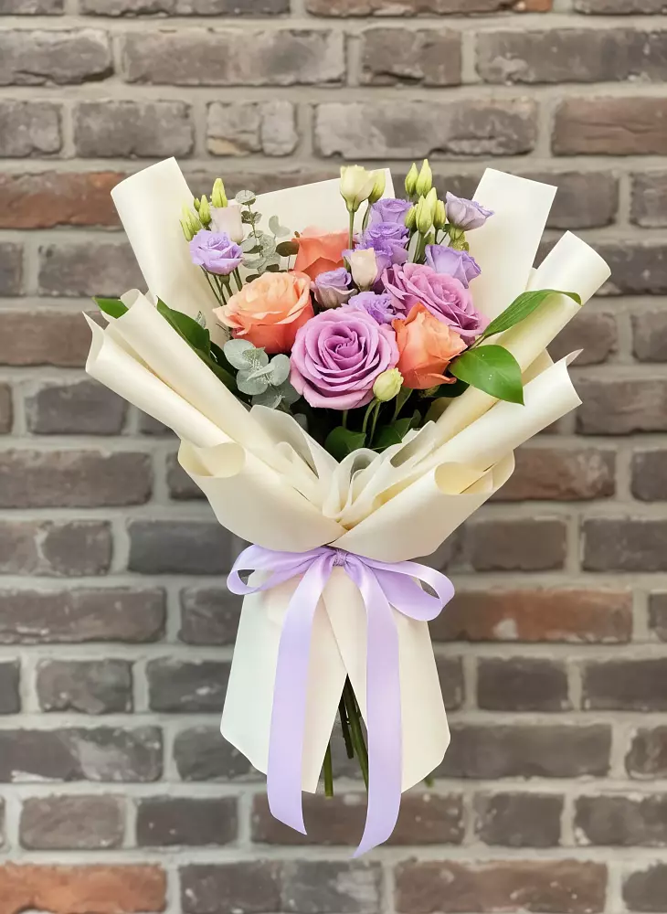 Букет цветов из: Лизиантусы и Розы в Мегете