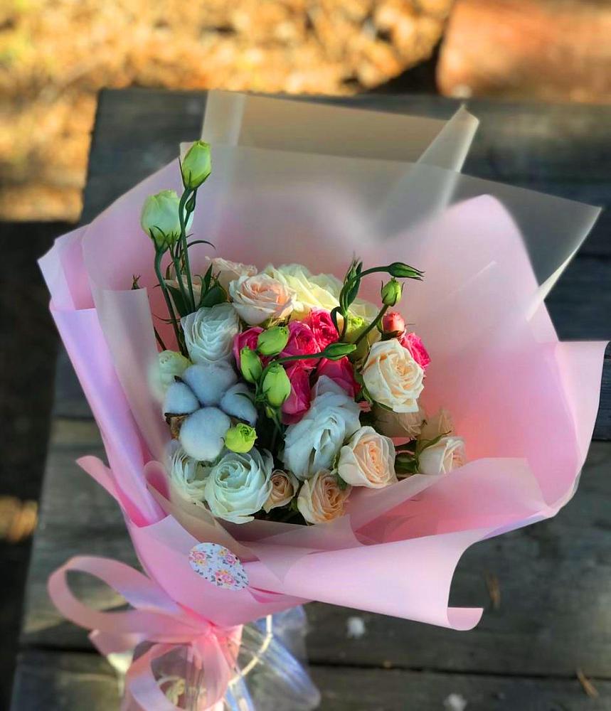 Букет цветов из: Розы и Лизиантусы в Мегете