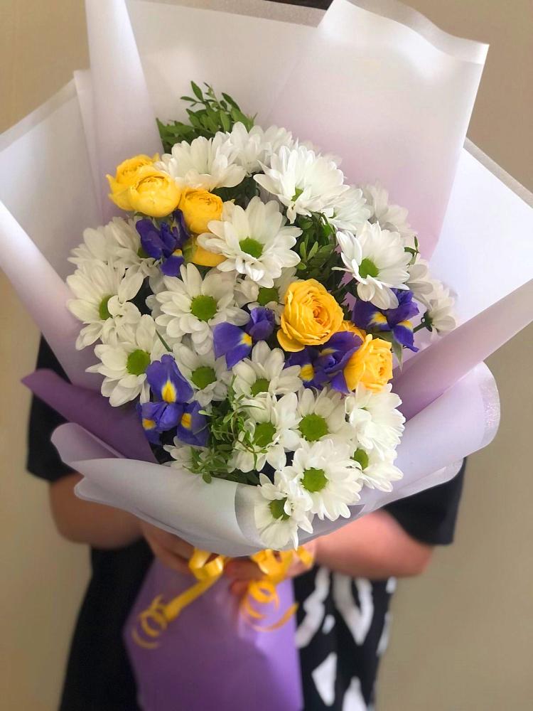 Букет цветов из: Ирисы, Хризантемы и Розы в Мегете