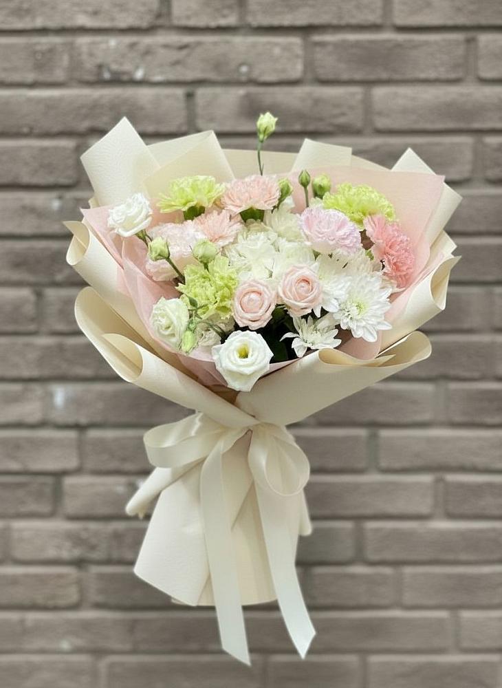 Букет цветов из: Гвоздики, Розы, Лизиантусы и Хризантемы в Мегете