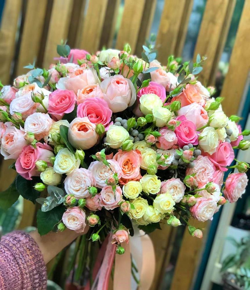 Букет цветов из: Розы в Мегете