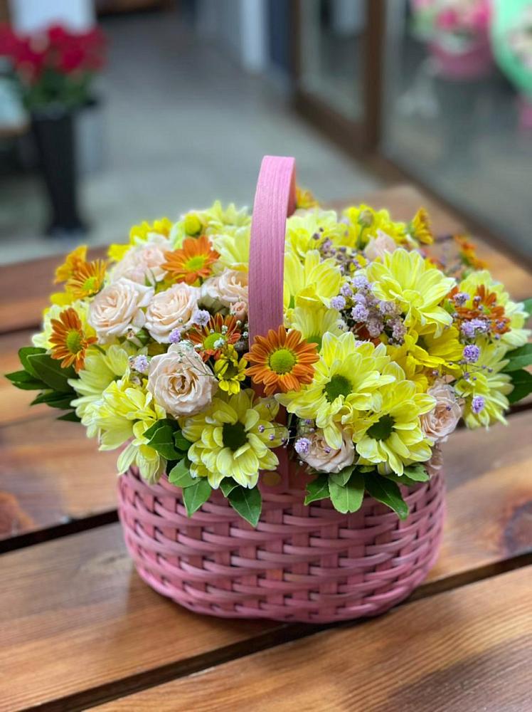 Цветочная композиция из Хризантемы и Розы в корзине в Мегете
