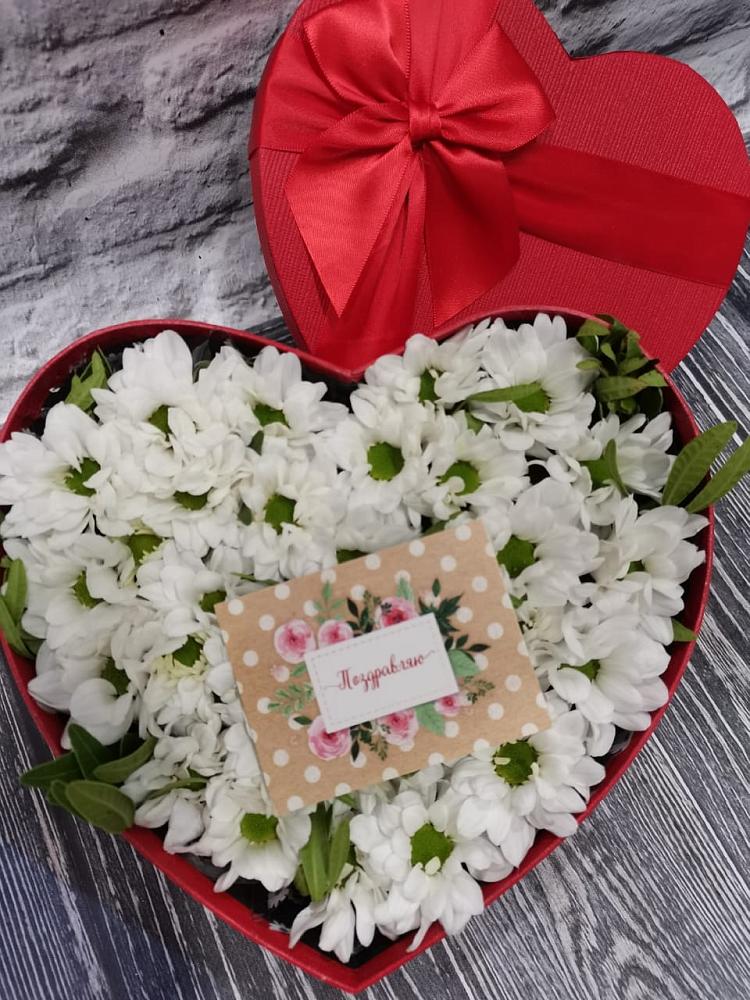 Цветочная композиция из Хризантемы в виде сердца в Мегете