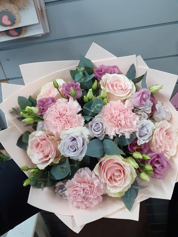 Букет цветов из: Розы, Гвоздики и Лизиантусы в Мегете