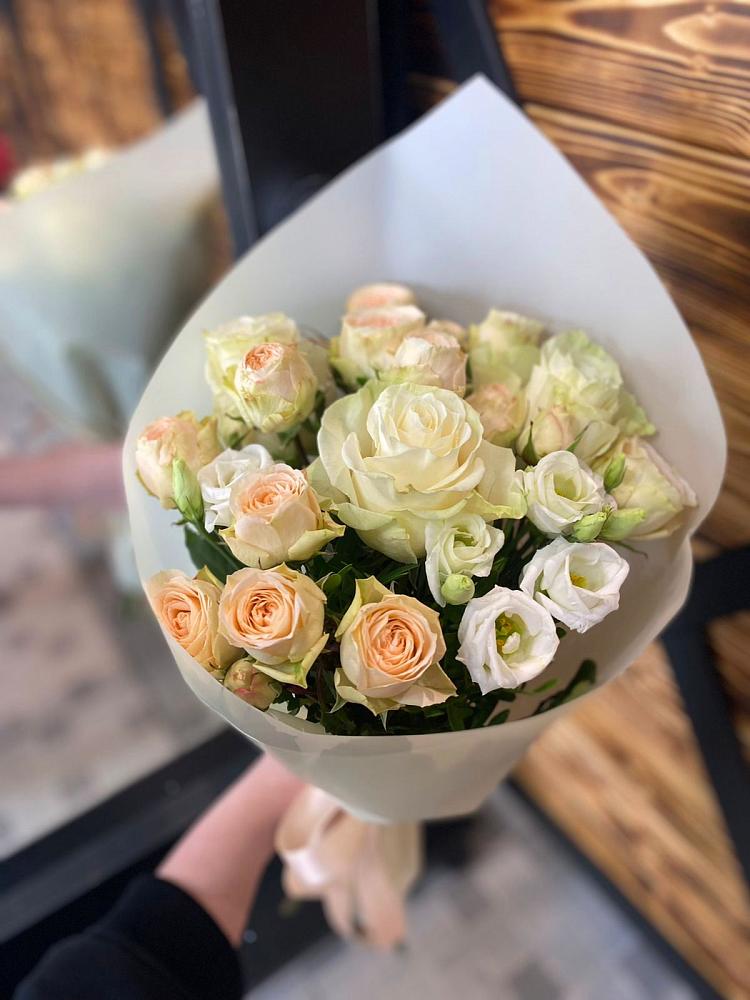 Букет цветов из: Розы и Лизиантусы в Мегете